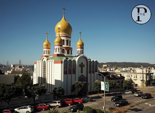 Молодые американцы переходят в православие в поисках "мужественности" Об этом сообщает BBC News. Число прихожан Русской православной церкви за границей во многих штатах США быстро растет — в основном за счет перехода верующих из других конфессий. В основном в православие обращаются мужчины. Данные Pew Research показывают, что 64% православных христиан в США — мужчины, хотя в начале двухтысячных этот показатель составлял 46%. РПЦЗ рассматривается многими как самая консервативная православная юрисдикция в США. Одной из причин в статье называют политику России по поддержке христианства. "Кадры и фотографии Путина, цитирующего Библию, держащего свечи во время богослужений в московском Храме Христа Спасителя, раздевающегося до трусов, чтобы погрузиться в ледяную воду в праздник Крещения, похоже, задели какие-то струны душ американцев. Некоторые из них — в Америке и других странах — видят в России последний оплот истинного христианства", - пишет BBC.