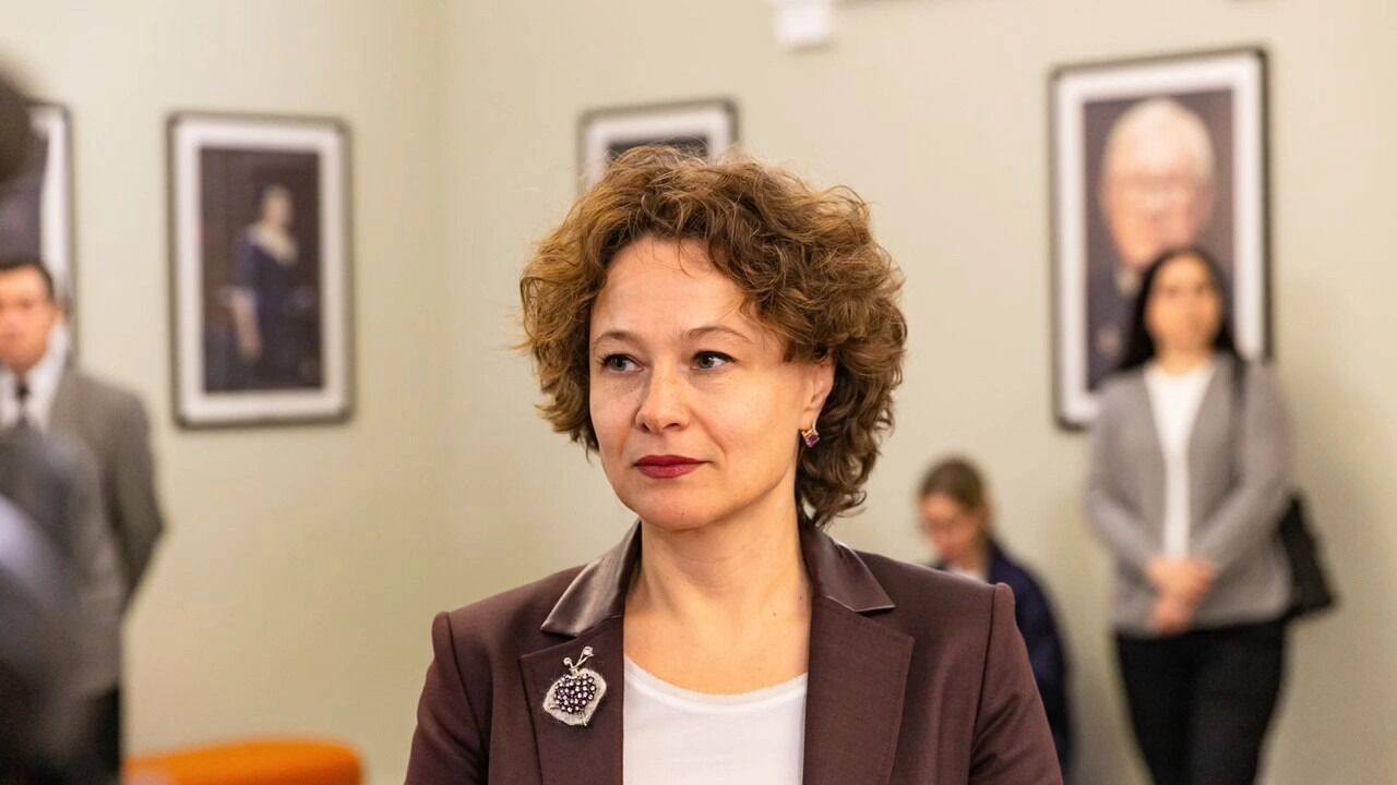 Министр культуры Оренбуржья Евгения Шевченко покидает свой пост.  Чиновница получила предложение о работе в Свердловской области, врио губернатора которой сейчас является Денис Паслер. Шевченко немного изменит направление своей работы — она возглавит Минобр, пишут «Аргументы и факты».  В правительстве Оренбургской области Евгения Шевченко занимала пост министра культуры с 2015 года.