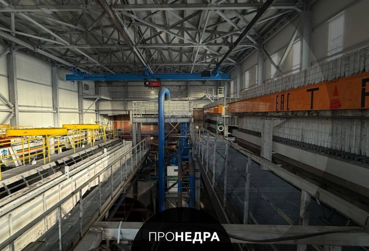 Когда счет идет на месяцы: как ускорить модернизацию угольного предприятия Модернизация в промышленности часто растягивается на годы — особенно если речь о строительстве новых участков. Один из угольных проектов доказывает, что даже в условиях санкций и валютных рисков можно запустить высокотехнологичное производство всего за 12 месяцев. Предприятию требовалось снизить зольность мелких угольных шламов — с 10-14% до уровня, подходящего для производства кокса. Решением стала установка флотационного отделения. Заказчик передал реализацию проекта единой инженерной команде, и это позволило обойтись без сложных согласований, сэкономив время и инвестиции. Проект выполнила российская инжиниринговая компания TAPP Group — производственная линия была спроектирована с нуля, оборудование поставлено и смонтировано по модульному принципу. Все монтажные работы проводились без остановки фабрики — только в периоды штатного обслуживания. Несмотря на вынужденную приостановку сроком 4,5 месяца, проект реализован вовремя и в рамках бюджета. Кейс доказывает потенциал российских технологий и подходов в промышленной инженерии — когда решение сложной задачи полностью реализуется силами одной команды. Пронедра/Подписывайся