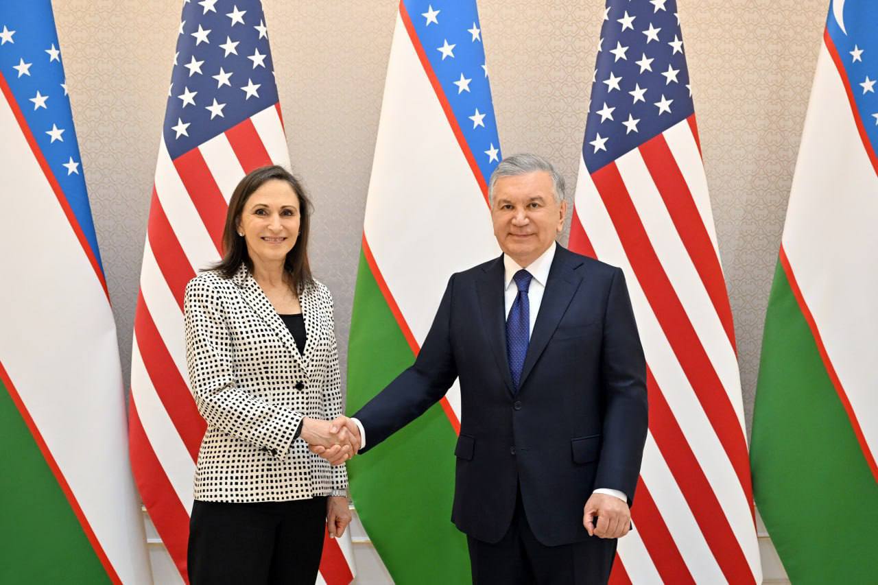 Курс на инвестиции: Узбекистан усиливает связи с БРИКС и США Накануне Ташкентского международного инвестиционного форума Шавкат Мирзиёев провёл две ключевые встречи: с президентом Нового банка развития БРИКС Дилмой Русеф и представителями ведущих компаний США. С Дилмой Русеф обсудили конкретные шаги по расширению сотрудничества с Новым банком развития. Узбекистан получил принципиальное одобрение на вступление в НБР, а также согласовал программу первых совместных проектов на $5 млрд. В приоритете — модернизация ирригации, развитие горнодобычи, поддержка частного бизнеса, ГЧП в образовании и инфраструктуре. Президент подчеркнул необходимость скорейшего запуска этих проектов. Поддержку получило и участие Узбекистана в крупных региональных инициативах. На встрече с представителями американского бизнеса, включая Boeing, Visa, NASDAQ, Morgan Stanley, Coca-Cola и других, обсуждалось расширение инвестиционного партнёрства. Особый акцент — на проектах в области критических материалов, ИИ, цифровых решений, транспорта, энергетики, АПК и туризма. Американская делегация высоко оценила реформы в Узбекистане и озвучила конкретные предложения по новым проектам. #Узбекистан #США