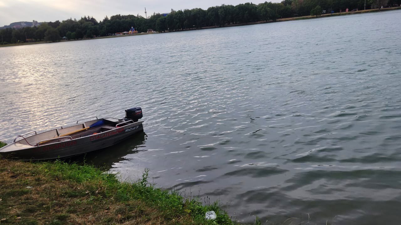 44-летняя женщина утонула в озере Ессентуков По данным ПАСС СК, трагедия произошла вчера. Она пошла купаться, но выбрала для этого не попадающий в поле зрения спасателей участок. К тому же эта зона запрещена для купания. Знакомый, с которым женщина отдыхала, заметил, что она уходит под воду. Он бросился на помощь, но спасти ее не смог. Тело вытащили прибывшие спасатели.