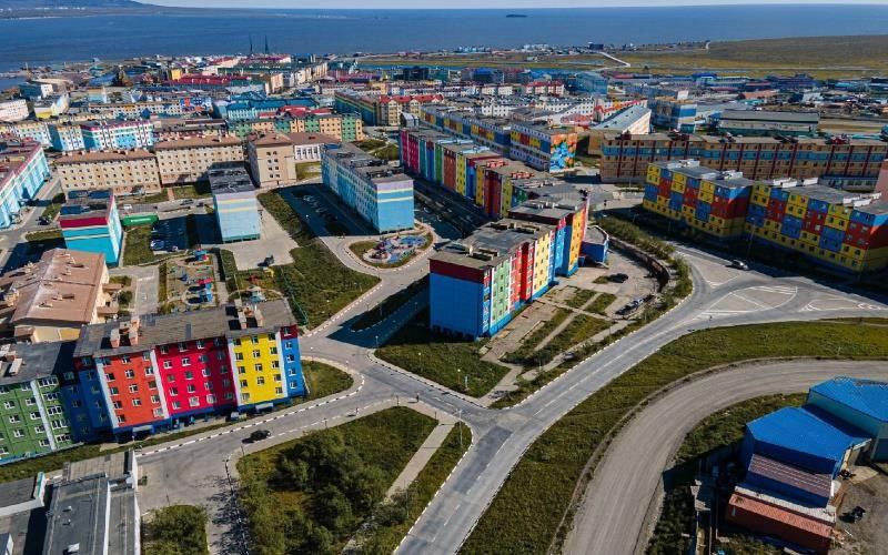 Чукотка прибавила 20% в добыче золота Недропользователи Чукотского АО в январе-мае 2025 года извлекли 9,4 т золота, на 20% больше, чем за аналогичный период прошлого года, сообщили порталу «Золото и технологии» в департаменте промышленной политики автономного округа. 73% добычи – 6,9 т драгметалла – извлекли предприятия, аффилированные с «Хайлэнд Голд» АО «Чукотская горно-геологическая компания», ООО «Рудник Валунистый», ООО «Канчалано-Амгуэмская площадь», АО «Базовые металлы». ООО ЗК «Майское» входит в группу «Полиметалл» произвело 1,835 т золота. АО «Рудник Каральвеем» входит в УК «Золотые проекты» - 618 кг. Также из недр Чукотки за пять месяцев текущего года извлечено 51,8 т серебра, что на 31% превышает показатель января-мая 2024 года. #чукотка #итоги Больше интересного на нашем сайте