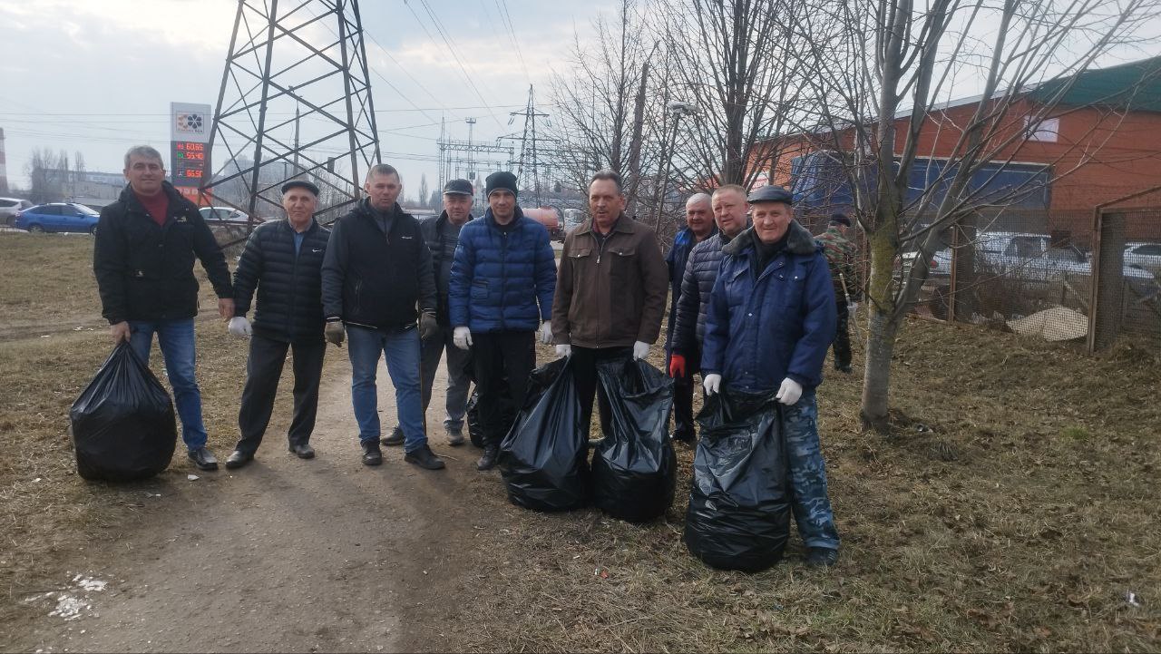 Субботник в Курске – в самом разгаре.  Территорию вдоль трамвайных путей от автовокзала на улице 50 лет Октября до проспекта Дружбы очищают от мусора 30 сотрудников МКУ «Автопредприятие администрации города Курска».  Куряне признаются, что грязи не боятся, а на уборку смотрят с позитивом. Сегодня на участке они планируют собрать не менее 80 мешков с мусором.