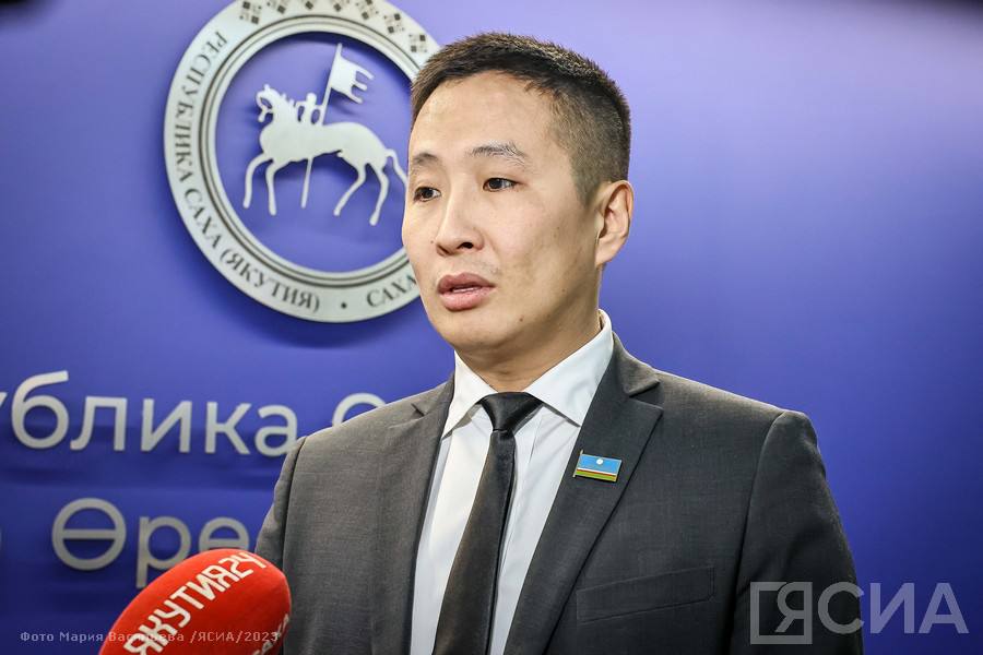 Петр Шамаев вернулся на пост министра по делам молодежи Якутии после участия в СВО  Министр по делам молодежи и социальным коммуникациям Якутии Петр Шамаев, который в сентябре 2024 года заключил контракт на военную службу в зоне СВО, вновь приступил к выполнению своих обязанностей. Об этом он сообщил в своем Телеграм-канале.  «Первый рабочий день после года отсутствия в министерстве. Надел костюм впервые за долгое время. Непривычно даже. На планерке большую часть коллектива не узнал — новые сотрудники появились. Значит, будем работать по-новому. Взгляды на всю деятельность министерства молодежи у меня поменялись. Будем корректировать направления и готовиться к новому рабочему году. Уже сейчас надо план составлять»,  — написал Петр Шамаев.    Все новости   #Яестьновость   Обсудить