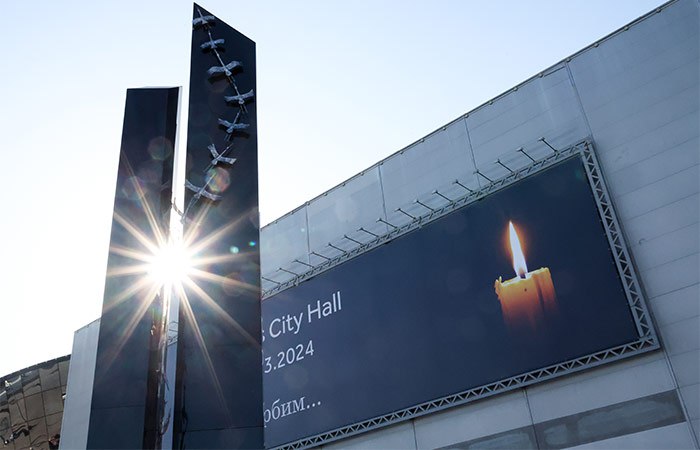 Ущерб от теракта в Crocus City Hall составляет без малого 6 млрд рублей, сообщил Следственный комитет РФ.Об этом говорится в презентации СКР, представленной на выступлении главы ведомства Александра Бастрыкина на ХШ Петербургском международном юридическом форуме.Бастрыкин также сообщил о 2,3 тысячи потерпевших по делу о теракте в "Крокусе", ранее эта цифра составляла более 1,7 тысячи человек.В России22 марта 2025В СКР заявили, что теракт в Crocus спланировали иностранные спецслужбыЧитать подробнееГлава СКР отметил, что события в здании концертного зала являются примером качественного изменения криминальной направленности действий мигрантов-террористов."Все четверо исполнителей были задержаны сразу же, в первые сутки после совершенного им чудовищного теракта.