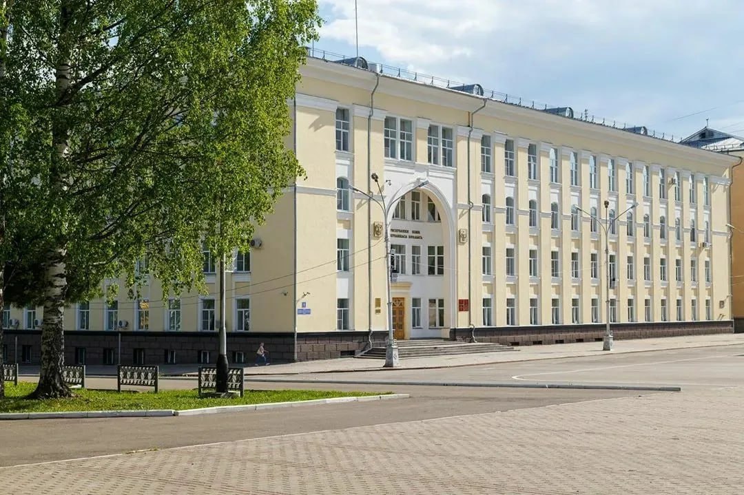Правительство распределило 14,5 млрд. рублей, которые освободятся после списания 2/3 бюджетных кредитов. Из них 11 млрд. направят на обновление коммунальных сетей и вообще сферы ЖКХ, ещё 2,6 млрд. потратят на переселение граждан из аварийного жилья и 980 млн. пойдут на закупку новых автобусов. Также регион получит 5 бюджетных кредитов по линии Минвостокразвития общей суммой в 1,5 млрд. на обновление инфраструктуры в Воркуте. Выдавать их будут с 2026 по 2030 год. На эти деньги планируют отремонтировать кольцевую автодорогу и Дворец культуры шахтёров, а также построить мусоросортировочный комплекс в посёлке Северный. Гаркуша.
