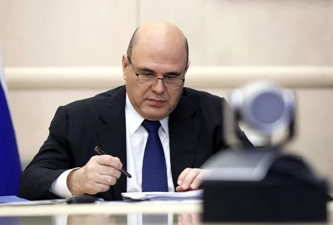 Мишустин утвердил меры против негативных социальных явлений среди молодежи В документ включено 41 мероприятие Они предполагают проведение региональных окружных и всероссийских семинаров в том числе для профилактики межнациональных конфликтов среди молодежи В школах и колледжах будут проводиться профилактические беседы об уголовной и административной ответственности за экстремистские и террористические преступления Параллельно ответственные органы власти регионов займутся выявлением молодых людей замышляющих дестабилизацию оперативной обстановки с передачей информации в полицию Отдельный блок связан с мониторингом активности молодежи в интернете В Сети будут искать и блокировать информацию которая потенциально может вовлекать несовершеннолетних в противоправные действия Читать нас в МАКС