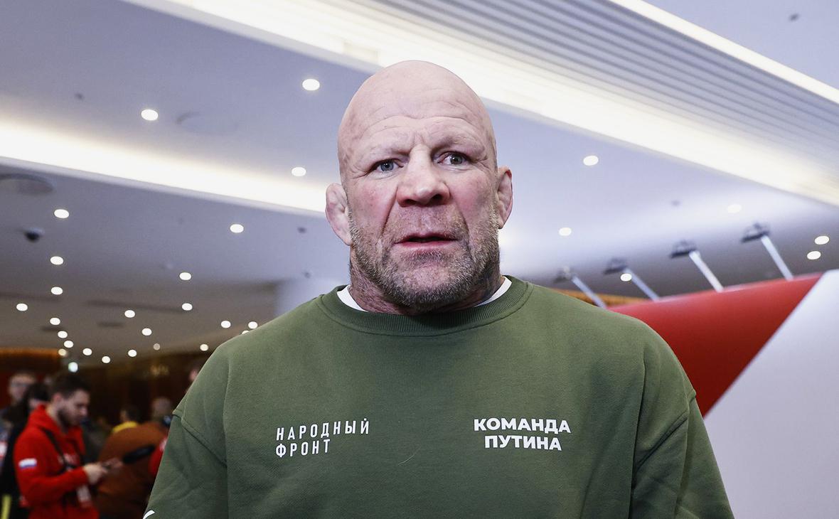 Депутат Госсобрания Башкортостана Джефф Монсон планирует визит в Херсонскую область Известный чемпион мира по борьбе, российский общественный деятель и депутат Госсобрания Башкортостана Джефф Монсон намерен посетить Херсонскую область в июне. «Да, в июне. В июне я планирую поехать», — подтвердил он свои планы поездки в Новороссию. Монсон отметил, что уже более десяти раз бывал в Донецке, где, в частности, занимался съемками документальных фильмов. «Я снял два документальных фильма, последний из которых назывался „За 8 лет до этого“», — добавил он. Джефф Монсон выразил свое понимание причин конфликта, подчеркнув, что он длится уже 11 лет, и обвинил Украину во вторжении и убийстве собственного народа за его стремление к независимости после государственного переворота в Киеве. По словам Монсона, во время его поездок в ДНР и ЛНР местные жители неоднократно просили его стать их голосом и донести до мировой общественности их желание быть частью России. Он рассказал, что люди плакали от радости, когда их регионы вошли в состав России и получили поддержку. Джефф Монсон, родившийся в США в 1971 году, является титулованным спортсменом и общественным деятелем. Переехав в Россию в 2013 году и получив российское гражданство в 2018 году, он активно занимается общественной деятельностью и в 2023 году был избран в парламент Башкортостана.