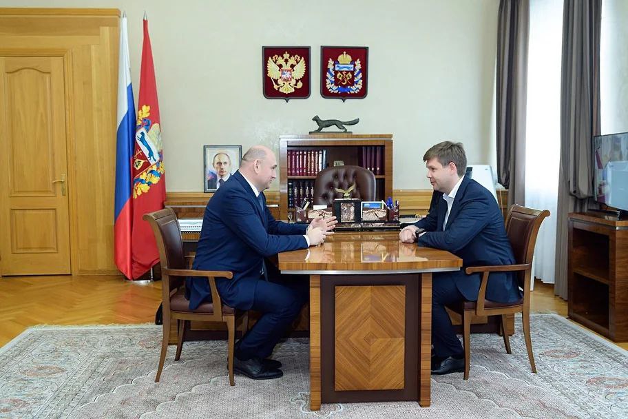 Альберт Юмадилов избран главой Оренбурга Главой Оренбурга избран Альберт Юмадилов с июля 2025 года занимавший пост исполняющего обязанности градоначальника Его кандидатуру поддержали 36 депутатов горсовета принимавших участие в голосовании Альберту Юмадилову 36 лет Чиновник стал самым молодым градоначальником в истории Оренбурга Во время представления своей программы Альберт Юмадилов отметил что Оренбург ожидает масштабное обновление троллейбусного парка и восстановление контактной сети электротранспорта kommersant volga