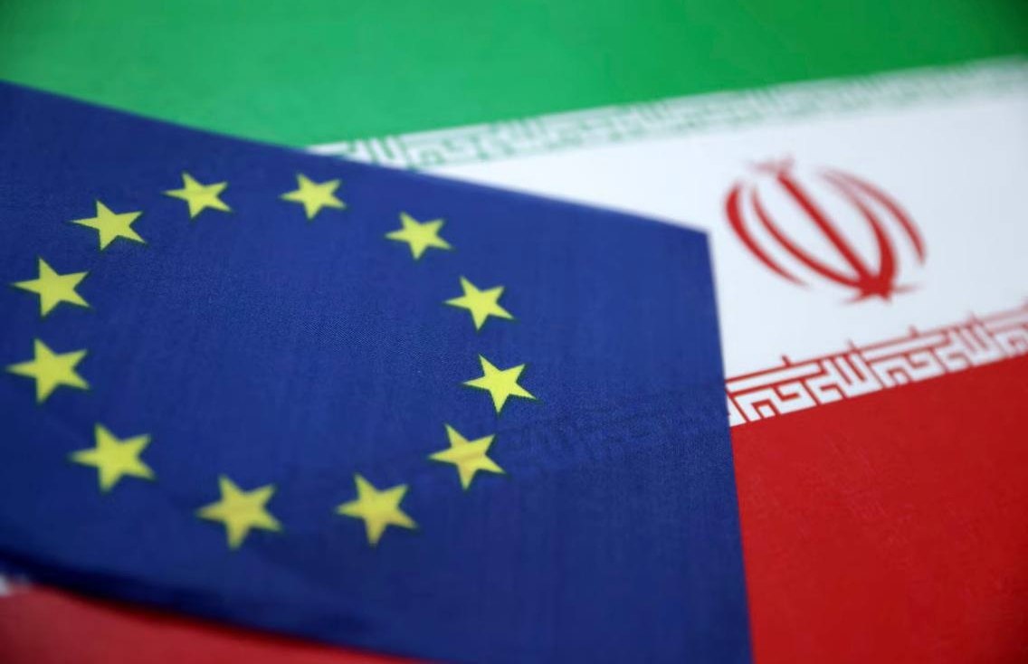 ЕС утвердил новые санкции против Ирана и готов признать КСИР террористической организацией Reuters По данным агенства главы МИД стран Евросоюза одобрили санкции против лиц и структур причастных к жёсткому подавлению протестов и поддержке России Параллельно министры договорились политически поддержать включение Корпуса стражей исламской революции в список террористических организаций ЕС Прислать новость   Подпишись на нас в соцсетях Подпишись на BT News