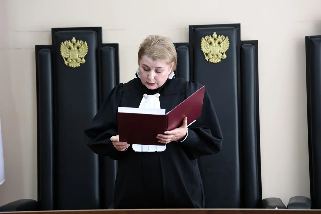 Экс замглавы челябинского УФССП получила 7 5 года колонии за взятку квартирой Советский райсуд вынес приговор бывшему первому заместителю главы регионального ГУФССП которая получила квартиру по заниженной цене в качестве взятки Ее признали виновной в коррупции по пункту в части 5 статьи 290 УК РФ и злоупотреблении должностными полномочиями по части 1 статьи 285 УК Фигурантке назначено наказание в виде лишения свободы на срок 7 лет 6 месяцев общего режима с отсрочкой отбывания наказания до достижения ребенком 14 летнего возраста уточнили в ФСБ Также женщине предстоит выплатить штраф в 7 2 миллиона рублей эта сумма 30 кратна взятке Ее лишили специального звания и запретили занимать руководящие должности на пять лет Согласно материалам дела в сентябре 2020 года судебный пристав отменила взыскание денег с должника руководителя компании Взамен бизнесмен помог ей выиграть торги и купить квартиру в Челябинске по сниженной цене