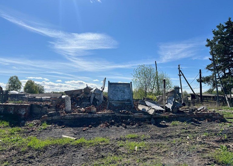 Подросток из Зырянского района Томской области на которого в здании заброшенной котельной упала бетонная плита получил компенсацию морального вреда в 250 тысяч рублей Проведенная районной прокуратурой проверка обстоятельств травмирования несовершеннолетнего установила в апреле 2025 го 15 летний подросток забрался в заброшенное здание котельной в селе Цыганово и покалечился Парнишка получил несколько закрытых переломов и больше месяца провел в больнице Едва прокуратура начала проверку аварийный объект куда подросток беспрепятственно проник вместе с друзьями демонтировали Подробнее на Бабре томск vtomsk24