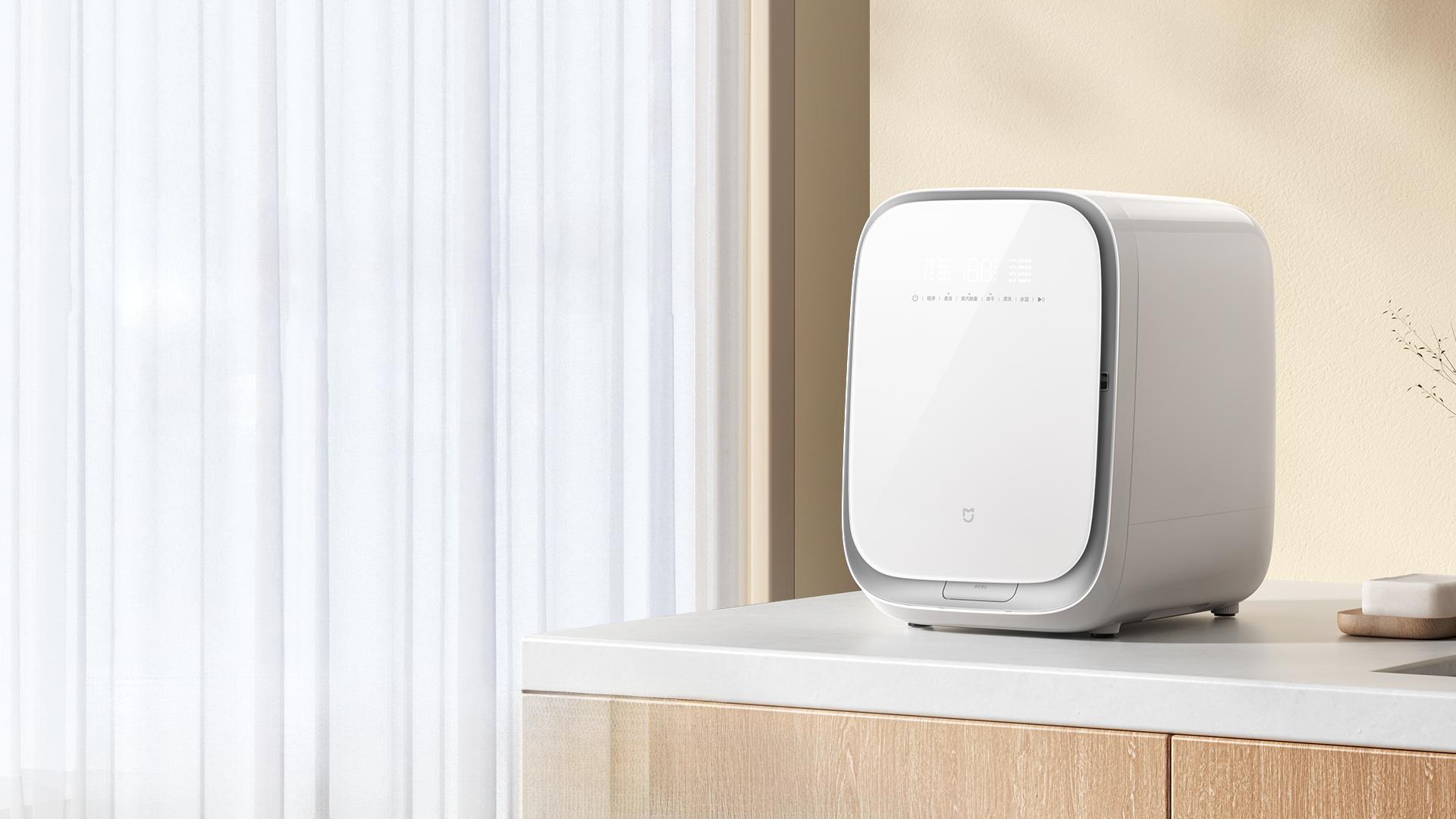 Настольная стиралка и сушилка от Xiaomi Xiaomi выпустила под брендом Mijia очень маленькую стиральную машину с сушилкой — она вмещает всего до 1,2 кг одежды, но зато получила очень компактные габариты. Есть разные режимы стирки и сушки, а также ряд интеллектуальных функций и поддержка дистанционного управления через приложение. Цена в Китае — 1999 юаней ~22 200 рублей . rozetked.me/news/40856