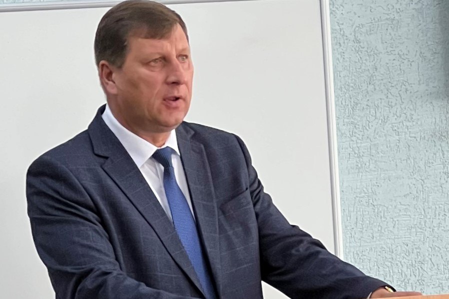 Под Новосибирском утвердили нового мэра города Обь В Новосибирской области утвердили нового главу города Обь Сергея Синяева тайным голосованием избрали депутаты обского горсовета Изначально на пост градоначальника претендовали восемь кандидатов однако к финалу конкурса их осталось двое Обским депутатам пришлось выбирать из двух кандидатур главы Усть Таркского района НСО Сергея Синяева и первого замглавы администрации Татарского муниципального округа Дмитрия Шиберта Выборы состоялись 18 сентября на очередной сессии местного совета Больше всего голосов набрал Синяев который и стал главой Оби С 2020 года мэром города являлся Павел Буковинин который не стал заявлять свою кандидатуру на участие в конкурсе Инаугурация нового градоначальника Сергея Синяева запланирована на октябрь после нее управленец официально займет должность мэра