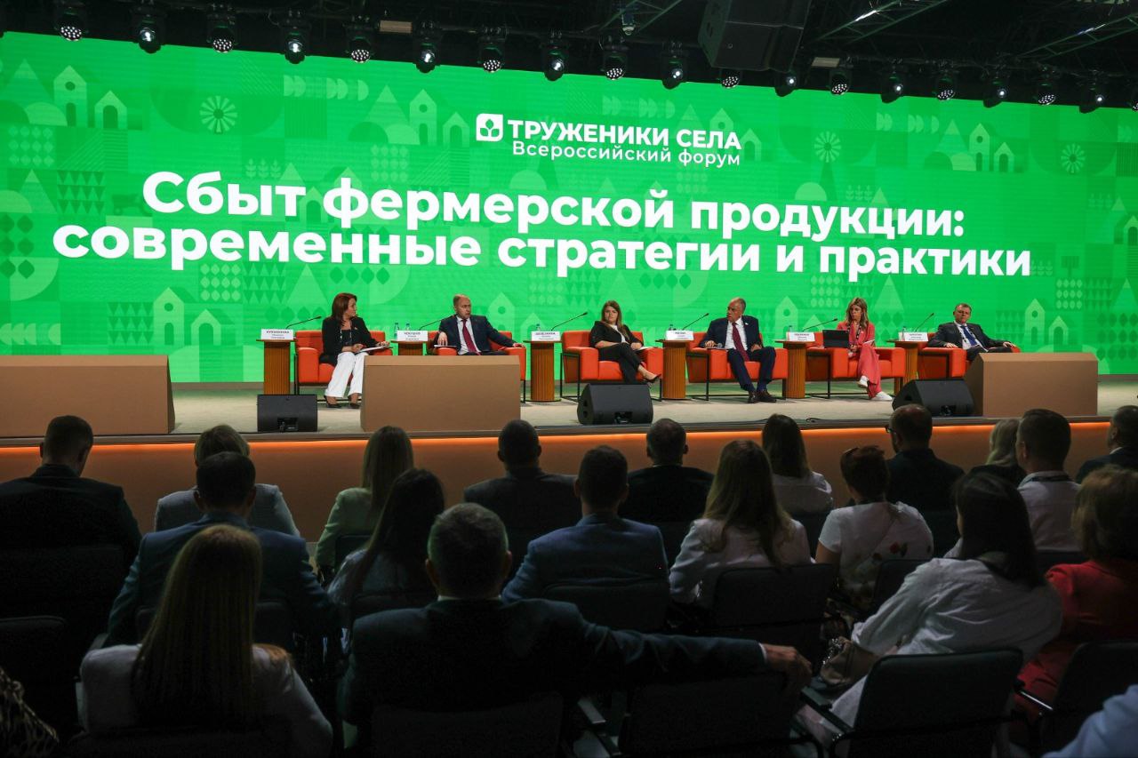 Современные подходы к сбыту фермерской продукции подробно обсуждали на одном из шести круглых столов, которые прошли в рамках Второго форума тружеников села в Национальном центре «Россия». В своем выступлении отметила, что в Алтайском крае создано чуть больше трех тысяч крестьянско-фермерских хозяйств. А в связи со спецификой региона развитию малого и среднего бизнеса в аграрной отрасли уделяется большое внимание. Размер выделенной им государственной поддержки в регионе за последнее время составил без малого 2 миллиарда рублей. Но только финансовых вложений недостаточно. Важна помощь в системном сбыте продукции фермерских хозяйств, выход на полки торговых сетей. Кроме того, кооперативы сегодня должны соответствовать современным реалиям. Говорила об этом в ходе круглого стола. Большую помощь российским хозяйствам в работе с торговыми сетями в ближайшем будущем должны оказывать агроагрегаторы. Федеральный закон о них вступил в силу 1 марта 2025 года. Этот механизм нужно настраивать, чтобы он работал эффективно. Также приняла участие в стратегической сессии форума «Российское село: настоящее и будущее». На ней генеральный директор компании «Бочкари» Вадим Петрович Смагин рассказал об успешном опыте развития села Бочкари усилиями власти и бизнеса. Благодаря этому удалось создать 1200 рабочих мест, серьезно увеличить численность села, обеспечить людям достойный уровень жизни. Эти цифры и факты неоднократно сопровождались аплодисментами зала. Напомню, что по итогам Дней Алтайского края в Совете Федерации выделено больше 1 миллиарда рублей из федерального бюджета на строительство школы в Бочкарях. В мае сенаторы посетили строительную площадку в рамках парламентского контроля.