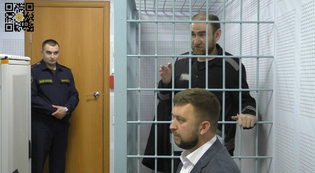 ПроОрен Новости Оренбурга Суд отказал Арашукову в допросе начальника УФСИН Оренбуржья Про Криминал Ленинский районный суд продолжает рассмотрение уголовного дела по обвинению заключенного бывшего члена Совета Федерации от Карачаево Черкесии Рауфа Арашукова в даче взятки должностному лицу через посредников Об этом сообщили в пресс службе госоргана По версии следствия отбывающий пожизненное заключение в ИК 6 Черный дельфин за заказные убийства Арашуков при посредничестве адвоката дал взятку 3 млн рублей должностному лицу УФСИН Деньги он передал за незаконное создание привилегированных условий в тюрьме Оставшуюся часть денег в размере 3 млн рублей не передал в связи с пресечением противоправной деятельности Во время сегодняшнего судебного заседания подсудимый заявил ходатайство о допросе начальника подробнее на канале ПроОрен Новости Оренбурга