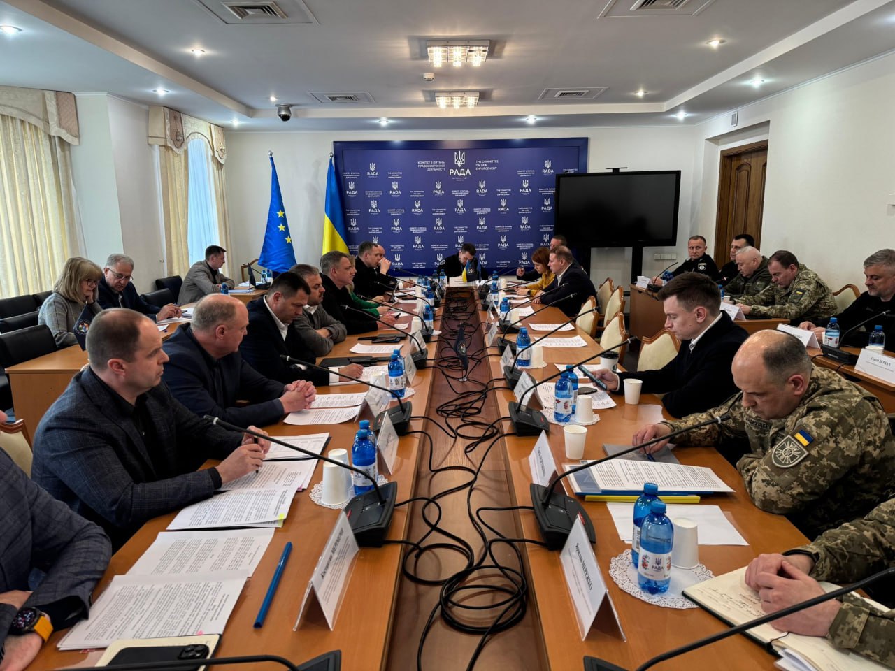 По данным Государственной пограничной службы Украины, не менее 44,9 тысяч мужчин незаконно пересекли границу и покинули страну с начала войны Дополнительно около 30 тысяч мужчин были задержаны при попытке нелегального выезда. Отмечается, что из них — реальную уголовную ответственность понесли около 400 человек. Цифры были озвучены 20 мая 2025 года на заседании Временной следственной комиссии Верховной Рады Украины.