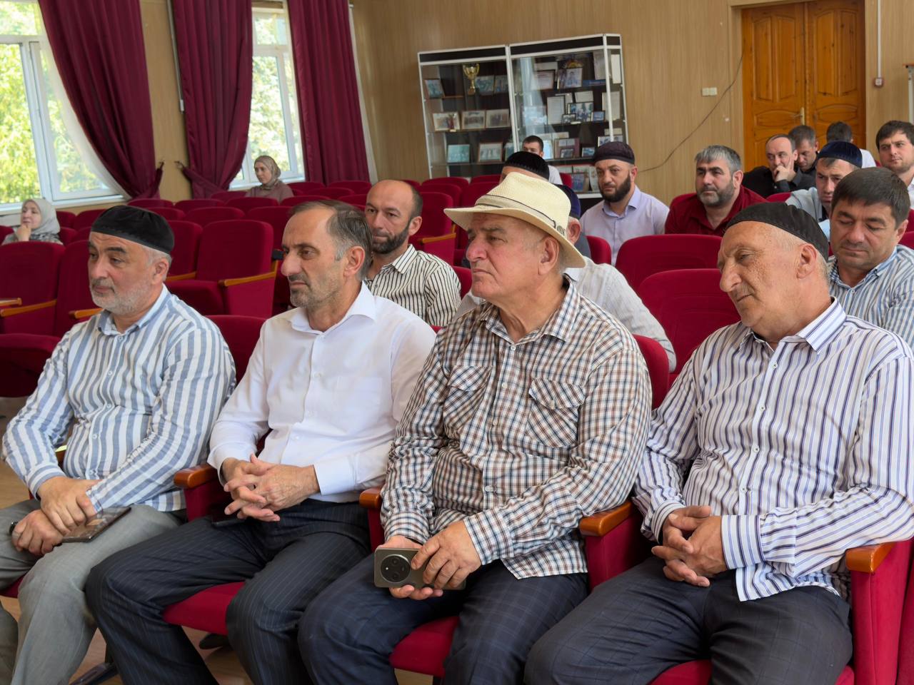 В Малгобекском районе обсудили меры по профилактике пожаров В администрации Малгобекского района прошло рабочее совещание с участием сотрудника отдела надзорной деятельности и профилактической работы Калоя Хамхоева и глав сельских поселений. Основной темой встречи стало усиление противопожарных мер в связи с наступлением пожароопасного периода. Малгобекский район, являющийся одним из самых засушливых в регионе, традиционно находится в зоне повышенного риска возникновения природных пожаров. Калой Хамхоев довел до присутствующих о необходимости: организовать опашку – создание защитных минерализованных полос вокруг населенных пунктов и объектов экономики; обеспечить расчистку территорий– немедленная уборка сухой растительности и горючего мусора; контроля за соблюдением норм – усиление надзорных мероприятий за соблюдением требований пожарной безопасности. "Только слаженная работа всех структур позволит минимизировать риски",– подчеркнул в ходе встречи Калой Хамхоев. Главам поселений поручено в кратчайшие сроки начать выполнение противопожарных мероприятий с привлечением заинтересованных служб.