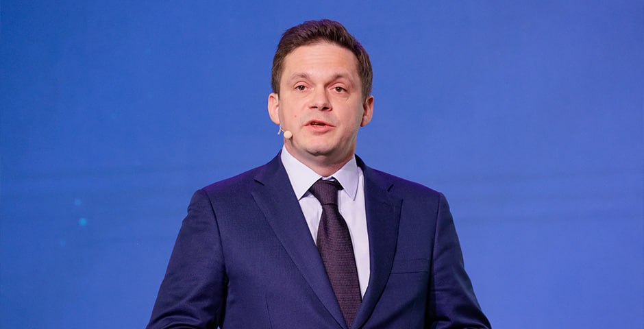 Задержан экс совладелец Fesco Андрей Северилов Об этом Эксперту рассказали два источника на логистическом рынке Один из собеседников сообщил что Северилов задержан по итогам обысков в Fesco прошедших 11 февраля Ему вменяют ст 160 ч 4 Присвоение или растрата Следственные действия связаны с бывшим менеджментом группы Fesco уточнил третий источник не назвав конкретных фамилий В пресс службе Fesco отказались от комментариев напомнив что Андрей Северилов не имеет отношения к группе Эксперт также направил запрос в Росатом контролирующий Fesco Северилов ранее владел 23 8 акций ПАО Дальневосточное морское пароходство ДВМП головная компания FESCO В начале 2023 года Хамовнический суд Москвы обратил 92 5 акций группы в доход РФ по иску Генеральной прокуратуры к основателю группы Сумма Зиявудину Магомедову его брату Магомеду Магомедову и ряду физических и юридических лиц а затем согласно указу президента РФ этот актив был передан в Росатом Северилов возглавлявший совет директоров FESCO c ноября 2020 года в его новый состав не вошел В сентябре 2024 года Северилов заявил что намерен заняться транспортным бизнесом и учредил компанию по управлению активами А7 Холдинг с уставным капиталом 100 млн рублей Эксперт направил запрос в А7 Холдинг Фото Михаил Синицын ТАСС Все эксперты здесь и в MAX