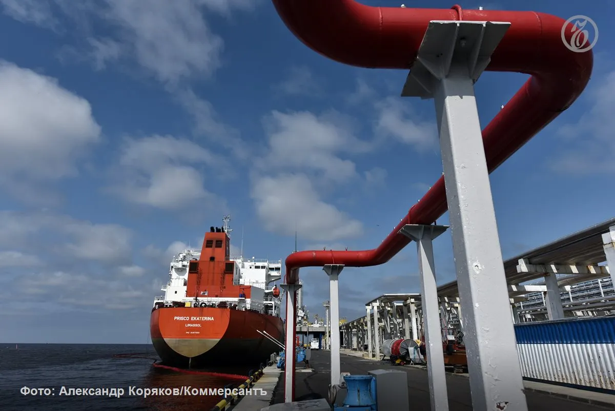 Морские отгрузки российской нефти выросли на 20 до 355 тыс тонн в сутки после снижения в течение трех недель Ситуацию выправило восстановление отгрузок из Приморска и Усть Луги но поставки из Новороссийска остаются парализованными Повреждения в портах из за атак привели к снижению ранее ажиотажного спроса на перевозку российской нефти что вызвало коррекцию ставок фрахта Ъузнал