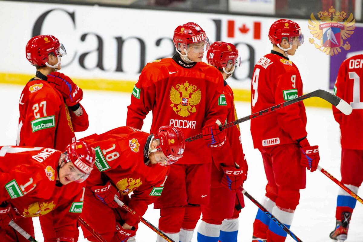 По информации Матч ТВ с заседания – IIHF продлила отстранение сборной России, команда не сможет сыграть на чемпионате мира‑2026  Международная федерация позже во вторник выпустит пресс‑релиз на эту тему.  Взрослый чемпионат мира‑2026 пройдет в Швейцарии – в Цюрихе и Фрибурге.       ФХР