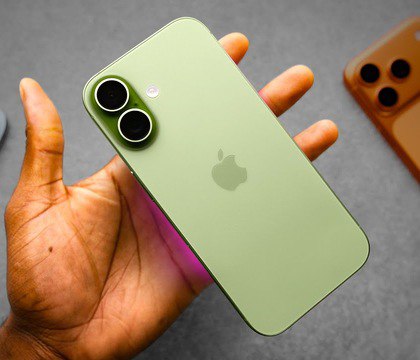 Маркес Браунли назвал iPhone 17 лучшим iPhone за долгие годы Маркес Браунли автор YouTube канала MKBHD опубликовал обзор смартфона iPhone 17 Это самая доступная модель в актуальной линейке По словам блогера в 2025 году самый простой iPhone в серии оказался лучшим если исходить из соотношения цены и характеристик