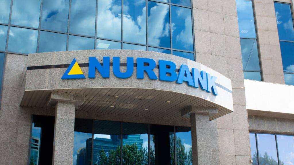 Нурбанк вернет госпомощь в размере 4 5 млрд тенге Банк который принадлежит бизнесмену Эльдару Сарсенову объявил что досрочно выкупит облигации на эту сумму После выплаты у него все еще останется долг перед государством 42 3 млрд тенге По данным Нацбанка за девять месяцев 2025 года Нурбанк заработал 11 3 млрд тенге прибыли Сейчас банк занимает 15 е место из 23 по активам 549 5 млрд тенге а его ссудный портфель составляет 362 5 млрд тенге На счетах клиентов почти 388 млрд тенге депозитов Программа господдержки банков работает с 2017 года и запущена чтобы укрепить финансовый сектор