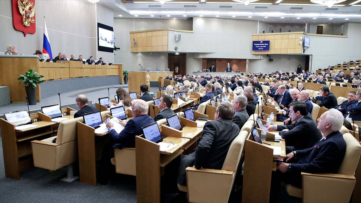 Минстрой и Минфин прорабатывают расширение льготной ипотеки в Арктике и ДФО, а спикер Госдумы предложил установить дифференцированную ставку по ипотеке Глава Минстроя России Ирек Файзуллин в ходе «правительственного часа» в Госдуме на тему приоритетов в реализации демографической политики России напомнил, что с 1 апреля программа семейной ипотеки была расширена на вторичный рынок в некоторых регионах России, в том числе в арктических.. «В рамках развития, донастройки, которую мы с министерством финансов отрабатываем, <…> предложения по возможности расширения льготных категорий на территории Арктики, ДФО и новых регионов прорабатываются. Я думаю, в ближайшее время соответствующие предложения сформулируем совместно», — сказал Ирек Файзуллин. Председатель Государственной Думы Вячеслав Володин в ходе «правительственного часа» предложил установить дифференцированную ставку по ипотеке в зависимости от региона. «Если мы понимаем, что нам надо сделать все, чтобы Россия развивалась, значит, нам надо создавать условия в регионах. И значит, надо вносить предложения по той же ипотечной ставке, чтобы она была дифференцированная. В Костроме — одна, в Москве — другая, в Краснодаре — третья», — сказал Председатель ГД.