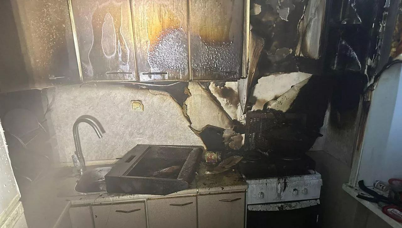 Вспыхнувшее масло стало причиной пожара в благовещенской многоэтажке Вчера вечером на центральный пункт пожарной связи Благовещенска поступило сообщение о пожаре в квартире на пятом этаже жилого дома на улице Шевченко На вызов выезжали 17 специалистов и 4 единицы техники К моменту их прибытия из здания самостоятельно эвакуировались 23 жильца подъезда среди них 6 детей По информации ГУ МЧС России по Амурской области пожар произошёл из за того что мужчина проживающий в квартире на верхнем этаже не выключил плиту и вышел из дома Масло в сковородке вспыхнуло АОТВ