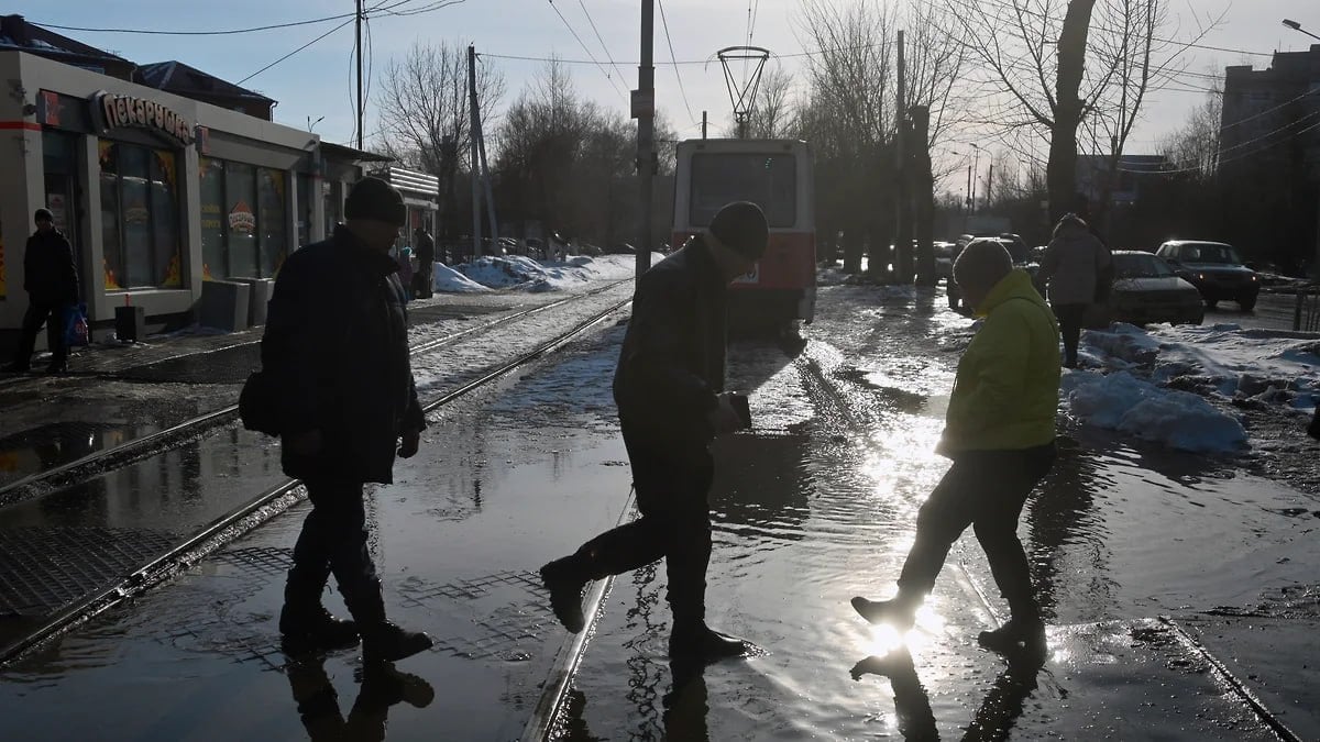 Оттепель в Нижнем Новгороде побила 20-летний рекорд  8 января в городе потеплело до +3,2°C. Предыдущий температурный рекорд был зафиксирован в этот день в 2005 году, тогда градусники показывали +3°C.  Также рекорды в последний день новогодних каникул были побиты в Ветлуге  до +1,9°C , Юрьевце  до +2,9°C , Лукоянове  до +3,1°C  и еще 23 городах России.  По данным Гидрометцентра, в Нижнем Новгороде с четверга по воскресенье температура будет держаться около +1°C. Со следующей недели ожидается похолодание до -3°C днем и -7°C ночью.  Фото: Алексей Мальгавко, Коммерсантъ    Подписывайтесь на «Ъ-Приволжье» Оставляйте «бусты»