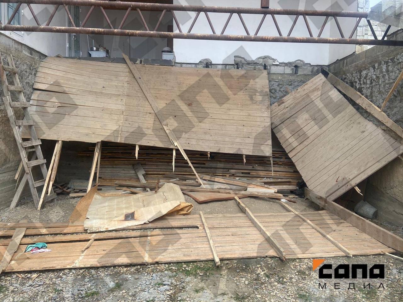 Публикуем фото с места обрушения балкона в частном доме в Чечне Кадрами с места происшествия на похоронах в Ишхой Юрт с Сапой поделились местные жители По фото видно что балконная конструкция была сделана из досок уложенных на деревянные рейки По данным Сапы во время обрушения перекрытия пострадали как минимум 40 человек Их доставили в Гудермесскую районную больницу Подписывайся на Сапа Кавказ