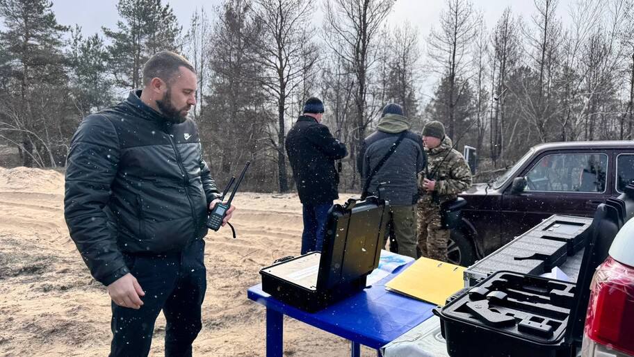 В Голопристанском округе начали подготовку к пожароопасному сезону  «В Голопристанском лесхозе проводятся регулярные семинары и тренинги, на которых специалисты знакомятся с новыми методами тушения пожаров и своевременного реагирования на потенциальные угрозы. Сотрудники также обучаются правилам поведения в лесу, включая использование средств индивидуальной защиты и знание мер по предотвращению пожаров», —  сообщили в пресс-службе организации.   Сотрудников учат обходу лесных массивов, оценке потенциальных рисков возникновения пожара и использованию противопожарного оборудования. Отдельно их учат мерам предосторожности при работе в 15-километровой прифронтовой зоне.     , VK и ОК и читайте новости на нашем сайте