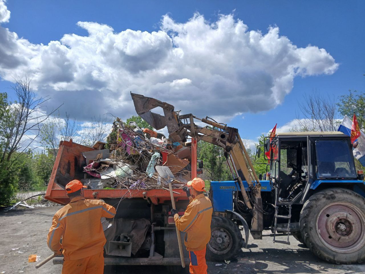 Коммунальщики продолжают работы по уборке и вывозу мусора в городе В Стаханове продолжается работа по поддержанию санитарного порядка и благоустройству территорий. Несмотря на существующие сложности, сотрудники МУП «ДЭС» ежедневно выходят на маршруты, чтобы обеспечить чистоту и порядок в городе. Так, сегодня коммунальщиками была проведена уборка и вывоз мусора с площадки ТБО по улице Бурбело, 24, а также организована очистка территории по улице Комсомольской. Кроме того, произведена уборка мусора вокруг контейнерной площадки по улице Карбышева, 8. Администрация города призывает жителей с пониманием относиться к проводимым мероприятиям и сохранять чистоту в местах общего пользования. Мы благодарим неравнодушных горожан за сигналы о проблемных участках и напоминаем: только совместными усилиями можно навести порядок в родном городе. _____________ Все новости ВКонтакте и в Одноклассниках #Стаханов #новости_Стаханова