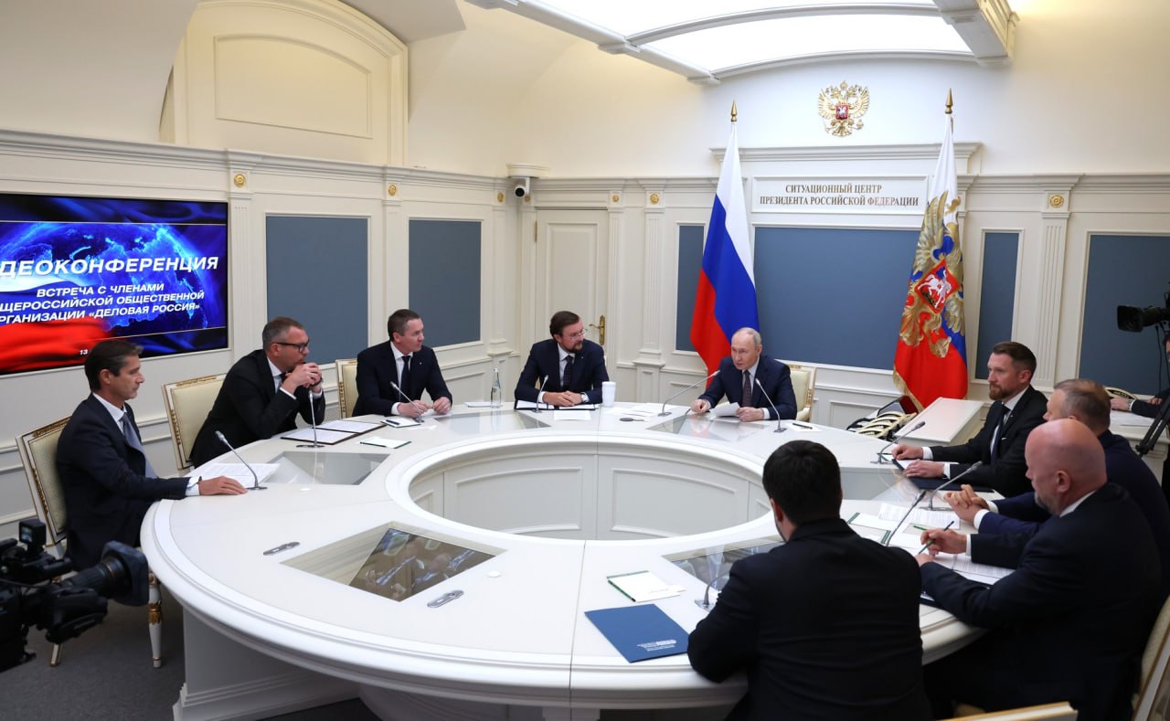 Президента России попросили поддержать выход IT-компаний на биржу. Представители отрасли обратились с соответствующей просьбой к Владимиру Путину на встрече «Деловой России». Сегодня помощь в IPO получает только малый бизнес, быстрорастущие средние компании таких преимуществ лишены. В качестве возможных мер поддержки названы льготы по НДФЛ для покупателей акций при IPO или SPO, снижение требований к банкам и институциональным инвесторам по резервированию при приобретении ценных бумаг, а также компенсация части расходов на IPO. Глава государства назвал правильной идею стимулирования инвесторов, отметив необходимость проработать с Центральным банком вопрос послабления по резервированию к коммерческим банкам.