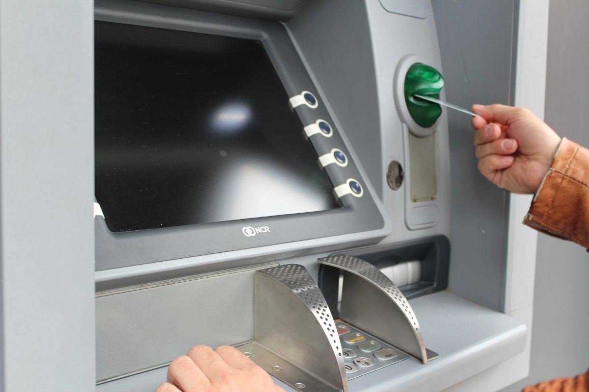 Сахалинцы у банкомата пытались отговорить пенсионерку переводить аферистам деньги Пенсионерка из Корсакова отправила мошенникам 1,2 миллиона рублей, несмотря на то, что её останавливали люди. В областном УМВД сообщили, что под влияние аферистов попала 68-летняя сахалинка. Женщине поступил звонок от "сотрудника Водоканала". Мужской голос в телефоне заявил о необходимости проверки качества воды, а якобы для подтверждения записи нужно было озвучить код из смс. Пенсионерка так и сделала. В последующем ей стали поступать звонки от лиц, представляющихся работниками различных госструктур, по указанию которых она приехала в Южно-Сахалинск, обналичила денежные средства в сумме 1 200 000 рублей и при помощи банкомата стала переводить деньги. “Неравнодушные люди заподозрили неладное и стали её уговаривать не делать необдуманных действий, указывая на то, что она могла попасться на уловки мошенников. Проигнорировав доводы, заявительница пришла к другому банкомату и всё же перевела деньги аферистам", - отметили в ведомстве. По факту возбудили уголовное дело.