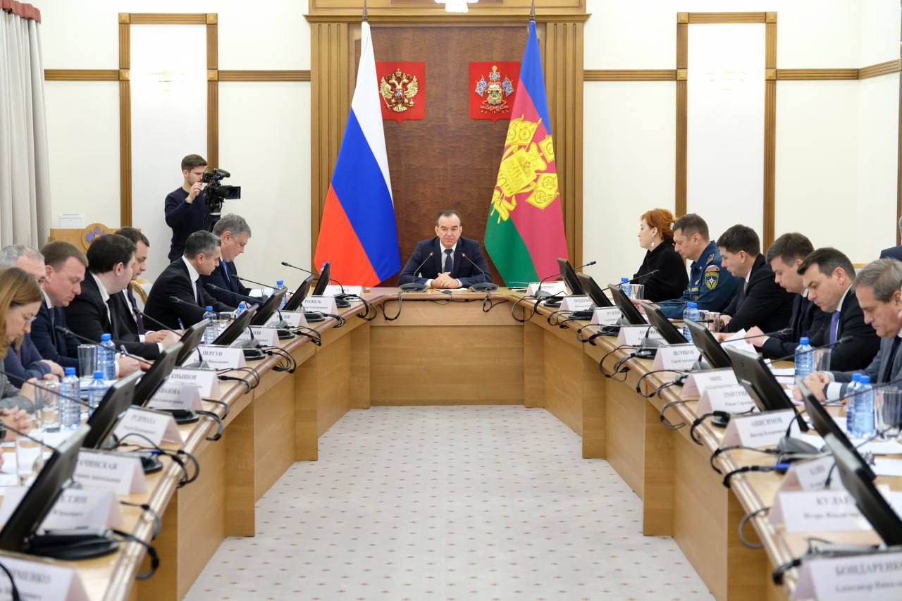 Курортный сезон 2026 под контролем Анапа и Темрюк готовятся к лету Губернатор Вениамин Кондратьев заявил что власти делают всё возможное чтобы летом 2026 года Анапа и Темрюкский район провели полноценный курортный сезон Ровно год назад 15 декабря 2024 года в Керченском проливе потерпели крушение два танкера Волгонефть 212 и Волгонефть 239 Из за этого топочный мазут оказался в море и на побережье Краснодарского края В годовщину аварии губернатор встретился с учёными и экологами участвующими в ликвидации последствий ЧС Благодарен всем кто участвовал в уборке оперативным службам волонтёрам муниципалитетам и экологам С первых дней пляжи спасали более 60 тысяч человек из Кубани и 57 регионов России Уже вывезено более 183 тысяч тонн загрязнённого грунта Наша главная задача убрать источник загрязнения в море и восстановить пляжи как можно быстрее отметил Кондратьев На встрече обсудили технологии полной очистки пляжей от нефтепродуктов Одним из перспективных методов ученые называют намывку песка земснарядами специальной техникой которая поднимает чистый песок со дна и собирает загрязненный грунт с подводных холмов Глава Кубани поручил изучить возможность применения этой технологии Кубанские Новости Мы в MAX