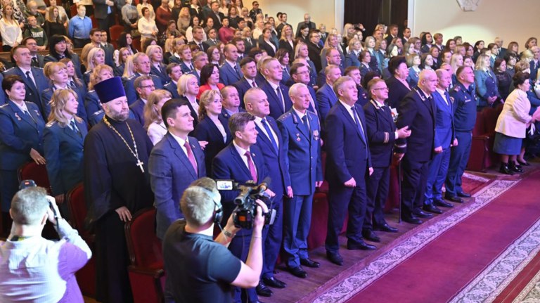 Брянские налоговики три года подряд входят в десятку лучших guberniya tv obshhestvo 321465 Александр Богомаз выразил благодарность сотрудникам и ветеранам налоговой службы за их профессионализм отметил вклад руководителя Андрея Маркелова и подчеркнул значимость коллектива для стабильной работы финансовой системы региона ƃℾ подписаться прислать новость