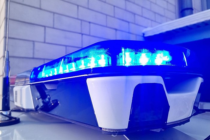 Силовики задержали подозреваемого задушившего екатеринбуржца на Шарташе В Екатеринбурге задержали подозреваемого в убийстве 47 летнего прораба Ильи Одушева тело которого нашли с чёрным пакетом на голове По предварительным данным 6 января Одушев выпивал потом пришёл в гости к знакомому Между ними произошла перепалка которая закончилась убийством Позже подозреваемый вывез тело в лес сообщил источник Ura Ru В пресс службе Следственного комитета по Свердловской области пока не комментировали эту ситуацию uralweb ru