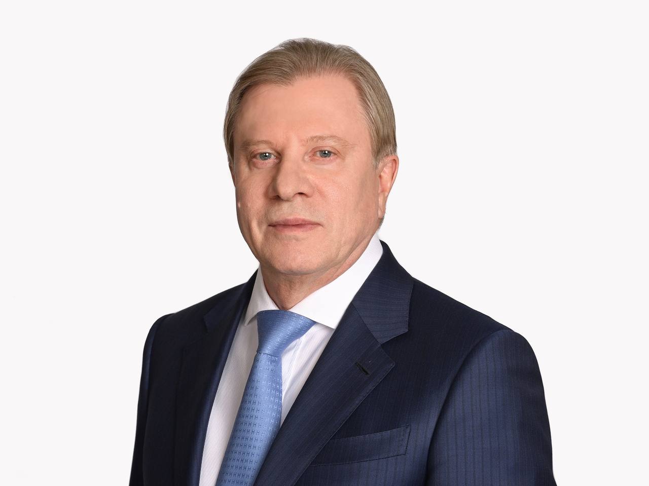 Виталий Савельев: Мы гордимся своей Отчизной, ее героическим прошлым и славным настоящим, с уверенностью строим планы на будущее Вице-премьер поздравил жителей России с Днем России: «Этот праздник наполнен искренним чувством любви к Родине, которое объединяет всех граждан страны и придает им силы для новых свершений. Мы гордимся своей Отчизной, ее героическим прошлым и славным настоящим, с уверенностью строим планы на будущее. Под руководством Президента Российской Федерации Владимира Путина последовательно строится современная, сильная и независимая Россия, устремленная в будущее. Страна, которую традиционно отличает забота о каждом человеке, уважение к богатому историческому наследию и общим ценностям, формирующим крепкую связь поколений и всенародное единство. Желаю всем крепкого здоровья, вдохновения, сил и успехов в служении Отечеству!»