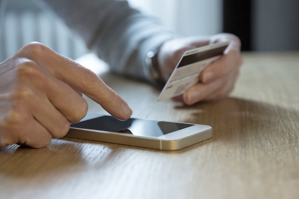 Через приложение Humans было похищено около 7 млрд сумов у более чем 2000 пользователей В начале декабря с банковских карт граждан подключенных к приложению Humans были незаконно списаны средства Тогда компании Humans и платёжный сервис Paylov выступили с взаимными обвинениями В связи с этим Центральный банк провел проверку и передал собранные материалы в ГУВД Ташкента ExoUzbekistana