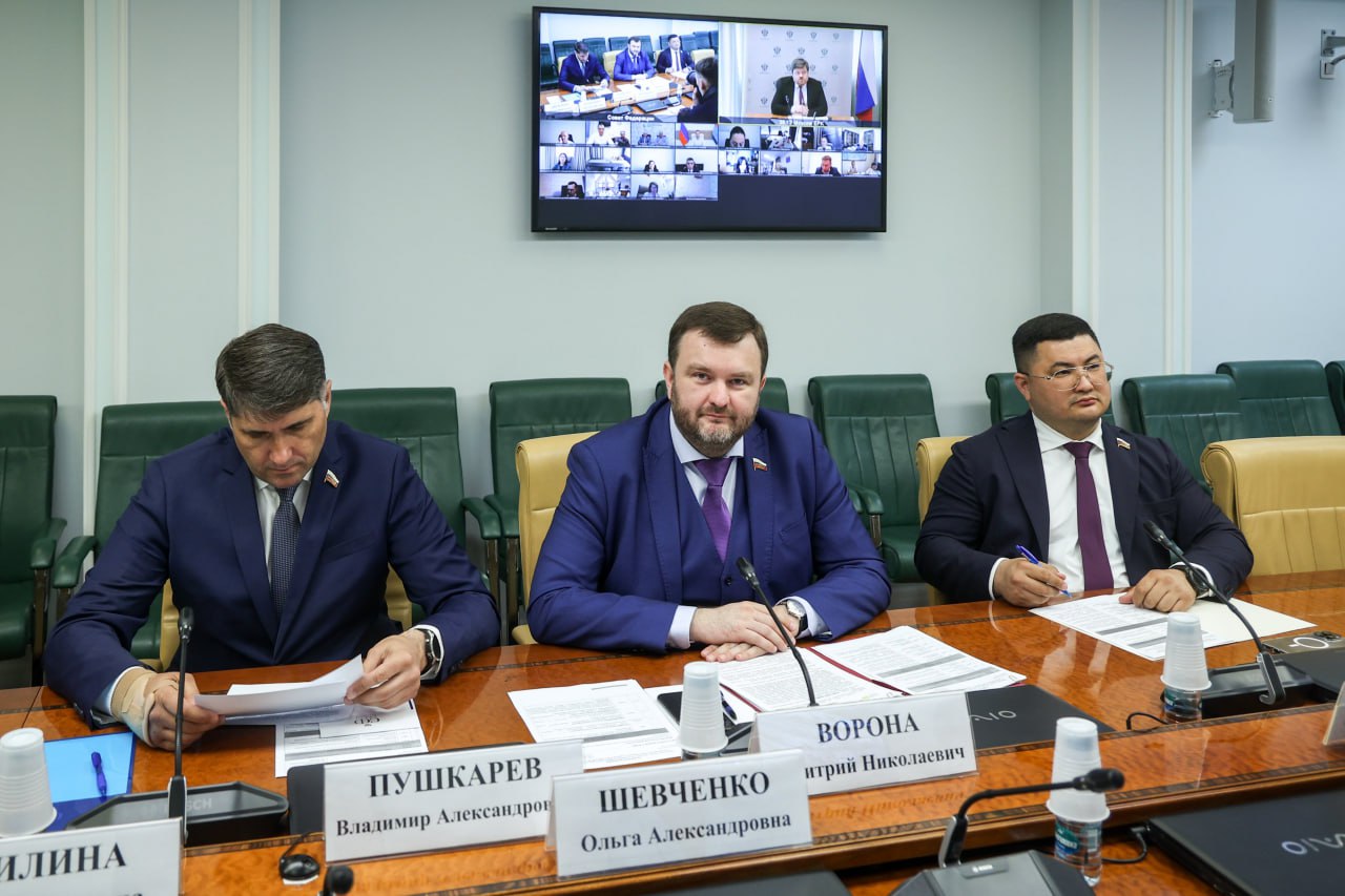 В прошедшем зимнем сезоне горнолыжные курорты приняли около 8,5 млн человек - на 24% больше, чем в предыдущем. При этом спрос в этом туристическом сегменте по-прежнему вдвое превышает предложение. Так что сейчас - отличное время, чтобы подвести итоги и качественно подготовиться к следующему сезону. Именно такой подготовке, а точнее - созданию инфраструктуры для развития горнолыжного туризма в России - было посвящено проведенное мною сегодня совещание. Разумеется, каждая туристическая отрасль имеет свою специфику, но вопросы экономической поддержки и проблемы инфраструктуры во многом совпадают. В частности, сегодня обсудили: создание производств для импортозамещения необходимой техники, дефицит кадров - как сугубо туристических, так и спортивных, вопросы поддержки малых горнолыжных курортов ГКЛ , летние программы для всесезонного использования ГЛК, необходимость адаптации ГЛК для семейного отдыха. Министерство экономического развития постоянно совершенствует механизмы поддержки отрасли, а потому такие диалоги крайне необходимы для разработки дальнейших шагов в развитии этой перспективной сферы туризма. Все предложения зафиксированы и будут взяты в работу.