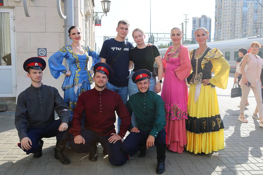 Три волгоградские пары поженились на всероссийском свадебном фестивале в Москве 8 июля 2025 года три пары из Волгоградской области зарегистрировали брак на всероссийском свадебном фестивале в Москве, посвящённом Дню семьи, любви и верности. В фестивале участвовали более 200 пар со всей страны. В честь праздника молодожёны совершили прогулку по Москве-реке, участвовали в фотосессиях и экскурсиях, а завершил день концерт и передача огня семейного очага «Сердце России». Волгоградцев торжественно провожали с казачьими песнями и плясками.