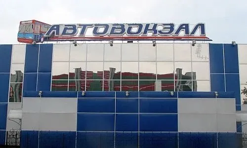 Автовокзал Благовещенска собираются перенести в район железнодорожного вокзала Таким планами властей поделился в ходе прямого эфира губернатор области Василий Орлов У нас есть в панах с размещением около железнодорожного вокзала перенос автовокзала на площадь ж д вокзала Есть инвестор такая работа ведется рассказал глава региона Он также напомнил что началась работа по проектированию путепровода в районе ж д вокзала а также что президент поручил включить строительство этого объекта в долгосрочную программу дорожного строительства РФ Постараемся эти проекта взаимоувзять между собой уточнил Василий Орлов Как сообщал Amur life ранее было опубликовано постановление О подготовке документации по планировке территории согласно которому в амурской столице планируют строительство международного автовокзала Он расположится рядом с железнодорожным вокзалом в квадрате улиц 50 лет Октября Станционная Тополиная Островского 300 квартал Из постановления следует что работы будут проводится на основании обращений АО Прииск Соловьëвский которые последовали в январе 2026 года