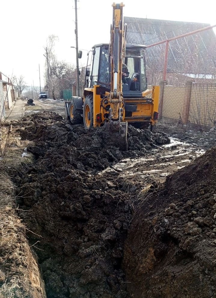 Несмотря на обстрелы в Горловке заменили 300 метров водопроводных сетей  Специалисты предприятия «Вода Донбасса» завершили замену 300 метров изношенных водопроводных сетей в прифронтовой Горловке. Как рассказали в Минстрое ДНР, работы проводились совместно с коллегами из Кузбасса, несмотря на сложную обстановку из-за регулярных обстрелов ВСУ и изношенности инфраструктуры, что усложняет подачу воды, осуществляемую по графику.  Также, ремонтные бригады ликвидировали 384 аварии, очистили 30 водопроводных колодцев, заменили 2 пожарных гидранта и восстановили запорную арматуру. Эти меры позволят стабилизировать водоснабжение и снизить потери воды. Кроме того, специалисты устранили 403 засора на канализационных сетях, очистили 32 колодца и прочистили 4120 метров трубопроводов.  Работы ведутся в условиях военного времени, чтобы обеспечить жителей Горловки необходимыми коммунальными услугами.    Подписаться   Написать в бот