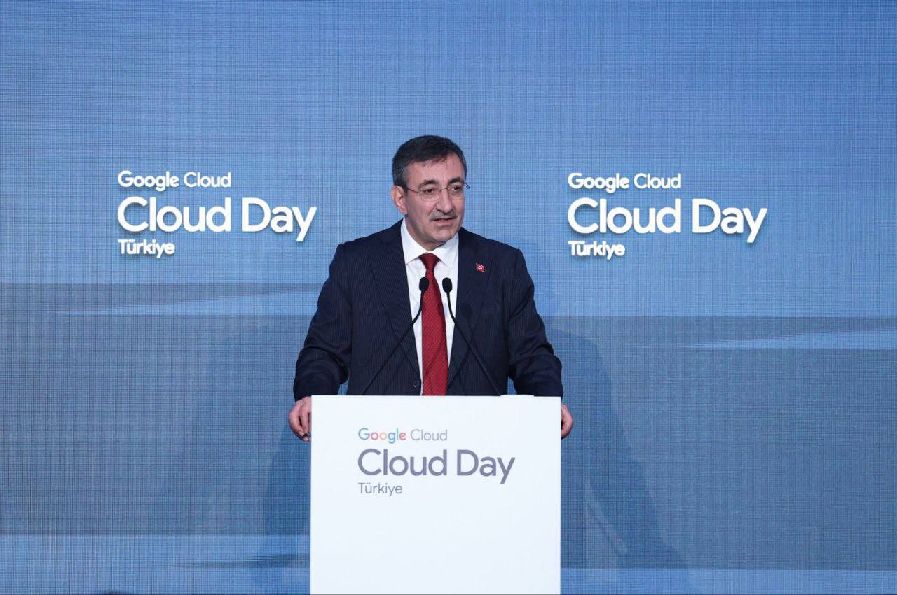 Партнёрство Turkcell и Google Cloud принесёт 5 млрд в год Турецкий телекоммуникационный оператор Turkcell и Google Cloud заключили стратегическое соглашение которое по оценкам сторон будет приносить до 5 млрд ежегодного дохода Партнёрство направлено на ускорение цифровой трансформации Turkcell и расширение облачных и ИИ решений на турецком и региональных рынках В рамках сделки Turkcell будет использовать инфраструктуру Google Cloud для развития сервисов на базе искусственного интеллекта больших данных и облачных технологий включая решения для корпоративных клиентов финансового сектора и цифровых сервисов Сотрудничество также поддерживает стратегию Турции по развитию цифровой экономики и локальных дата центров Ожидается что проект создаст дополнительные рабочие места укрепит экосистему стартапов и усилит позиции Turkcell как одного из ключевых цифровых игроков в регионе