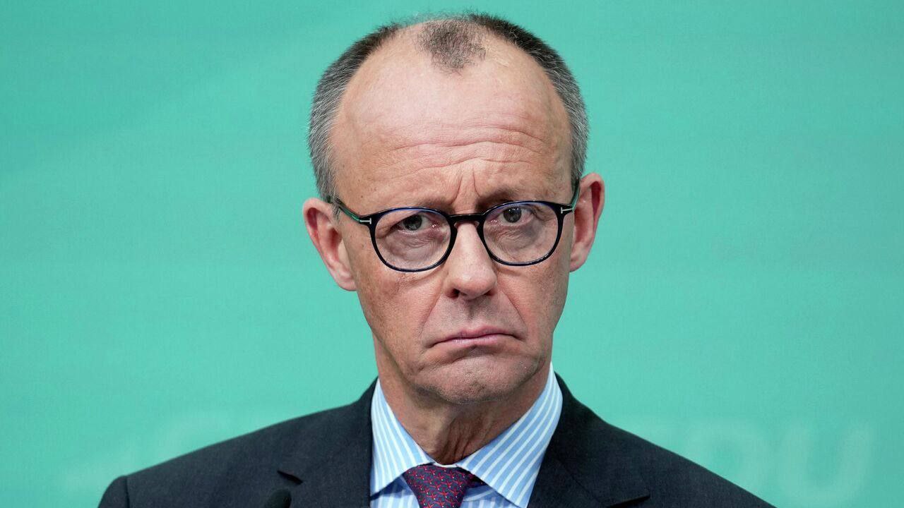 Мерц узнал об американском мирном плане из новостей NYT Мерц узнал о плане не от американских официальных лиц а из новостных заголовков Его команде пришлось неоднократно обращаться в Вашингтон чтобы добиться телефонного разговора с президентом Трампом в пятницу вечером и прояснить ситуацию НАШИ РЕСУРСЫ Telegram Tik tok YouTube RUTUBE