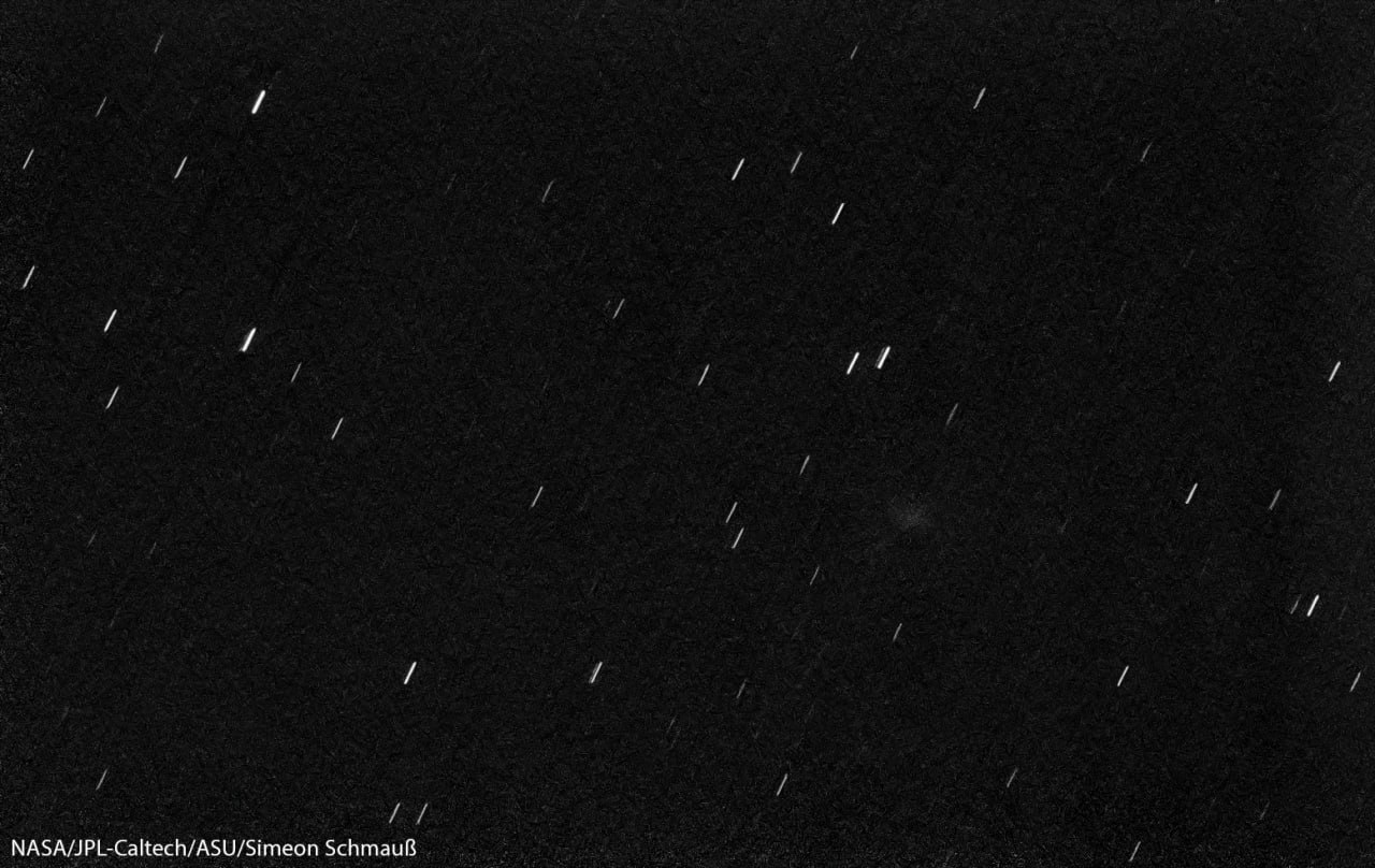 Комета 3I Atlas в небе Марса Марсоход Perseverance прислал фото межзвёздной кометы которая сейчас пролетает мимо Марса Пока доступны сырые данные и официальной публикации ещё не было Но энтузиаст космонавтики и астрономии Simeon Schmauß сумел обработать снимки используя астрономическое программное обеспечение и получил нужный кадр Звёзды на снимке видны как треки а сама комета как туманное облачко правее центра Сейчас комета пролетает мимо Марса на расстоянии 29 млн км и её наблюдают все марсианские аппараты Самые лучшие кадры должны получиться у спутника NASA MRO и его камеры HiRise Однако официальных публикаций не будет пока американское государство находится в состоянии шатдауна пока американский Конгресс и Администрация президента не согласуют бюджет на следующий год
