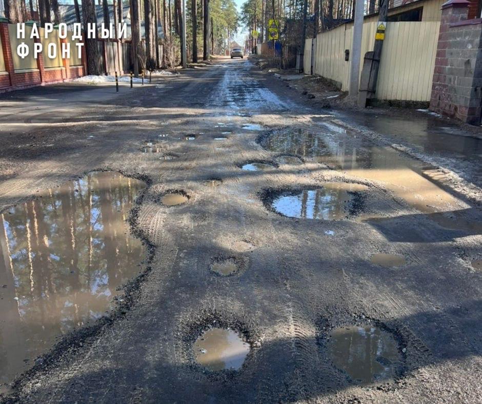 Томская прокуратура через суд потребовала от чиновников доделать дорогу к тимирязевской больнице Ранее прокуратура провела проверку и выяснила, что дороги на улицах Некрасова и в переулке Школьном находятся в критическом состоянии. На дорогах выбоины, просадки, проломы и колеи. Это небезопасно для дорожного движения и затрудняет проезд к больнице. После обращения прокуратуры власти Кировского района отремонтировали только участок дороги в переулке Школьном. В то время как дорога на улице Некрасова, которая является подъездом к больнице, так и не отремонтирована. В итоге прокуратуре пришлось подать в Кировский районный суд иск «о признании бездействия муниципалитета незаконным и обязании городской администрации отремонтировать проблемный участок дороги».