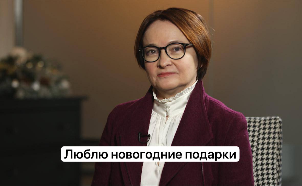 Инфляция в России по итогам года составит 5 7 это минимальный уровень за пять лет Банк Росси может снизить ставку до 15 5 аналитики ЦМИ Сбербанка Временный скачок цен на фоне повышения НДС в начале следующего года не сможет развернуть дезинфляционный тренд и позволит к концу 2026 года снизить ключевую ставку до 12 ожидают в Сбере С июля по ноябрь среднемесячный прирост цен составил лишь 4 1 а замедление стало широким и равномерным по всем основным компонентам корзины Почти в двух третях товарных групп инфляция уже соответствует целевому уровню ЦБ или даже ниже его Инфляция устойчиво движется к цели Наиболее острый период постковидного и структурного шока пройден Временный скачок цен на фоне повышения НДС в начале следующего года не сможет развернуть дезинфляционный тренд так что месячные темпы вновь вернутся к целевым уже ко второму кварталу Такие условия позволят снизить ключевую ставку до 15 5 в этом году и 12 к концу следующего Это закрепит успех совместных усилий регулятора и правительства в сложный период трансформации экономики создав основу для восстановления долгосрочного потенциала роста завил руководитель ЦМИ Александр Исаков ЭкономикаРФ if market news