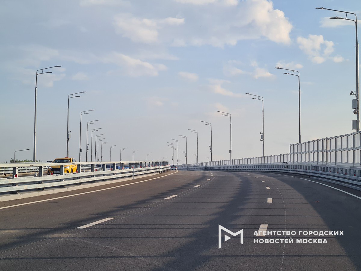 Тариф на проезд по Московскому скоростному диаметру в критически загруженные часы будет проиндексирован с 13 октября  на 3 рубля с 7 до 10 рублей за участок будет проиндексирована стоимость проезда по МСД с 7 00 до 11 00 и с 16 00 до 20 00  проезд останется бесплатным 70 времени суток в будни а также в выходные и праздники  стоимость транзитного проезда 950 рублей не изменится Напомним в пользу автомобилистов проезд по конкретному участку МСД считается платным только если автомобиль въехал и выехал с участка в платное время Например проезд по участку бесплатный если автомобиль заехал на него в 6 55 а выехал в 7 30 или заехал на участок в 10 55 а выехал в 11 30 Подпишись на Агентство Москва
